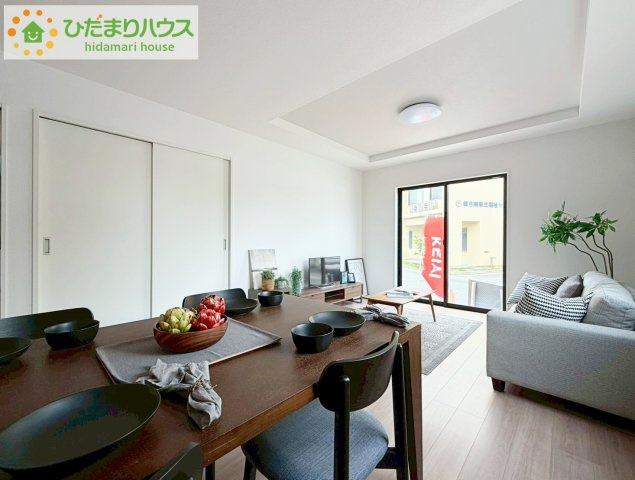 郡山市富久山町９期　新築戸建　１号棟の居間・リビング|奥行き感あるLDK。一体の空間ながらほどよい距離を保ち、家族がおもいおもいに好きな場所で寛げます。
