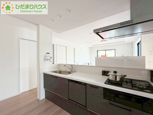 郡山市富久山町９期　新築戸建　１号棟のキッチン|家族でのコミュニケーションがとれる対面型システムキッチン。横一列にシンクとコンロをまとめたシンプルな形です。動きやすさとスタイリッシュなデザインが魅力。
