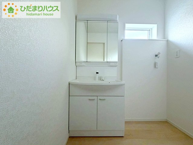 郡山市安積町荒井第6　新築戸建　1号棟の洗面所|大きな三面鏡の独立洗面。鏡の後ろは収納となっているのでスッキリと整理できます！
