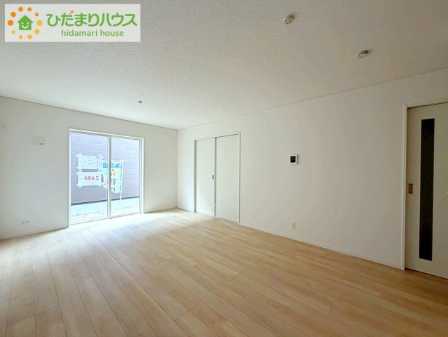 郡山市安積町荒井第6　新築戸建　1号棟の居間・リビング|家族みんなで広～いお庭でバーベキューが楽しめます(^^♪