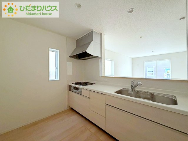 郡山市安積町荒井第6　新築戸建　1号棟のキッチン|3口コンロと収納豊富なキッチンで、ママの毎日のお料理もはかどります☆