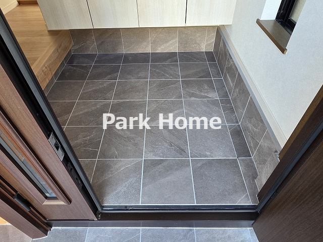 高知市潮見台2丁目　中古戸建ての玄関