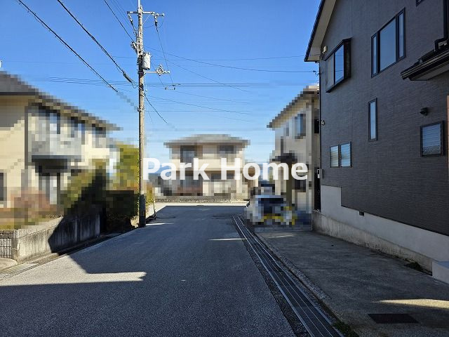 高知市潮見台2丁目　中古戸建ての前面道路含む現地写真