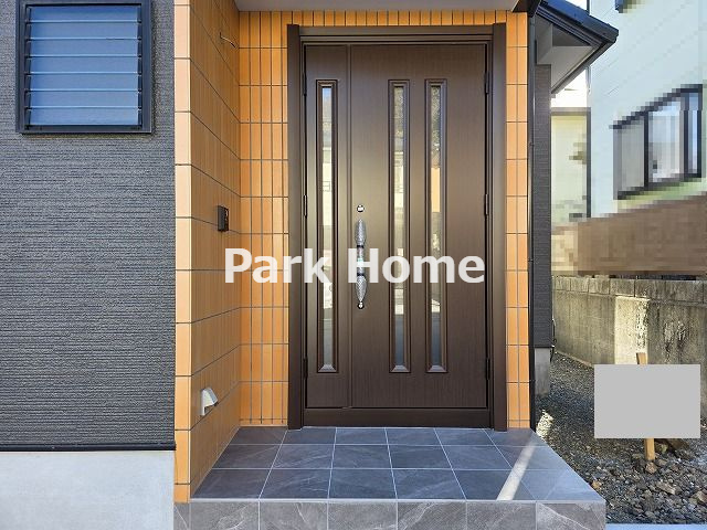 高知市潮見台2丁目　中古戸建ての玄関