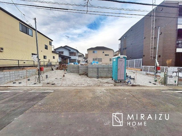 【外観】 | 青く澄み渡った綺麗な空と、陽の光をたっぷりと受ける、そんな新築住宅で新生活をスタートしてみませんか？見学・ご相談等、ミライズホーム(株)までお気軽にご連絡下さい。
