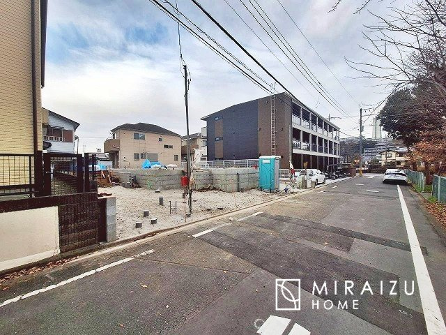 【前面道路含む現地写真】 | 陽当たりが心地の良いリビング空間です。日中はカーテンを開けて自然な光を取り込みリラックスして過ごしたいですね、照明器具もセンスの良いものを使いたいですね。