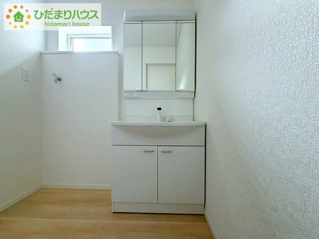郡山市安積町荒井第6　新築戸建　3号棟の洗面所|大きな三面鏡の独立洗面。鏡の後ろは収納となっているのでスッキリと整理できます！