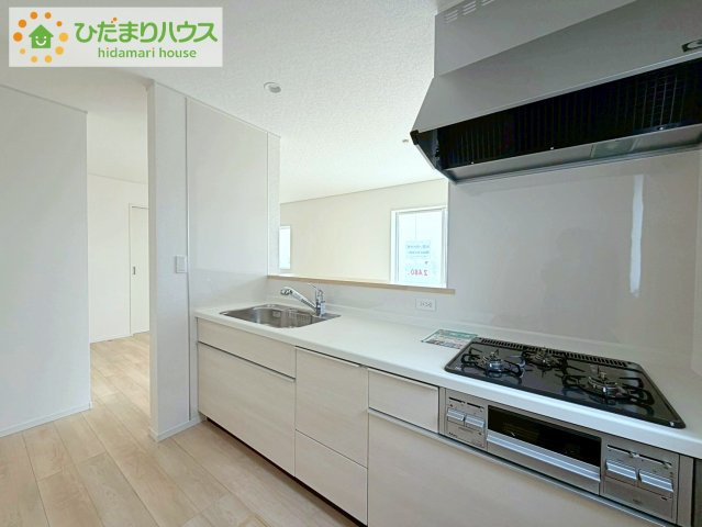 郡山市安積町荒井第6　新築戸建　3号棟のキッチン|リビングを見渡せるキッチンはお子様を見ながらでも料理が出来て安心ですね☆