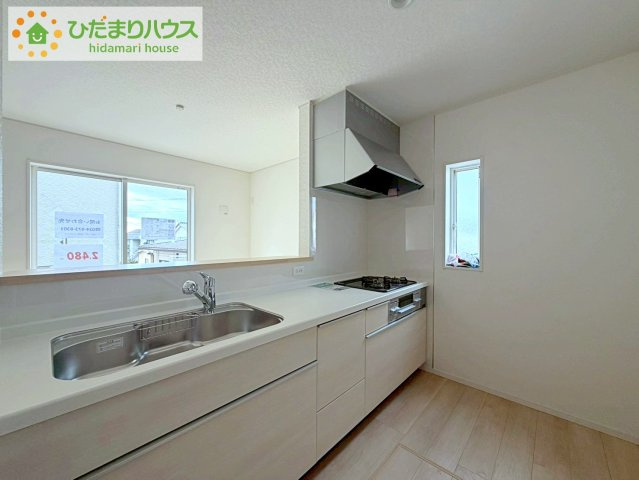 郡山市安積町荒井第6　新築戸建　3号棟のキッチン|3口コンロと収納豊富なキッチンで、ママの毎日のお料理もはかどります☆