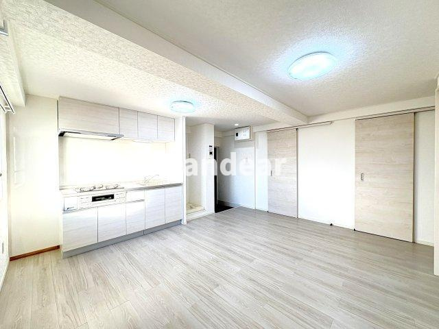 日東マンションサンシャイン谷塚の居間・リビング|ドキドキの新生活も、安心してスタート。ぴったりの住まいを見つけませんか？クランディアが一緒に住まい選びをサポートします‼　まずは、お気軽にお問合せください　＃クランディア