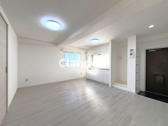 日東マンションサンシャイン谷塚の居間・リビング|ドキドキの新生活も、安心してスタート。ぴったりの住まいを見つけませんか？クランディアが一緒に住まい選びをサポートします‼　まずは、お気軽にお問合せください　＃クランディア