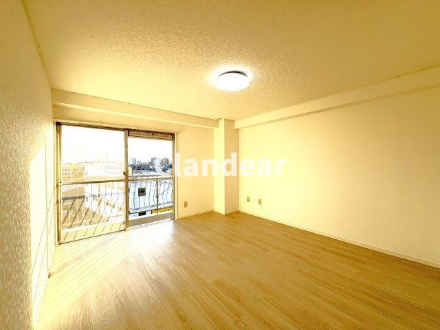 日東マンションサンシャイン谷塚の居間・リビング|ドキドキの新生活も、安心してスタート。ぴったりの住まいを見つけませんか？クランディアが一緒に住まい選びをサポートします‼　まずは、お気軽にお問合せください　＃クランディア