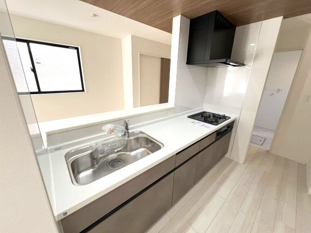 あきる野市引田　新築戸建全8棟のキッチン|キッチンスペースは家族並んで料理してもゆとりのある広さです。