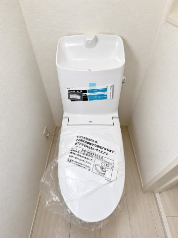 あきる野市引田　新築戸建全8棟のトイレ|トイレには快適な温水洗浄便座付き