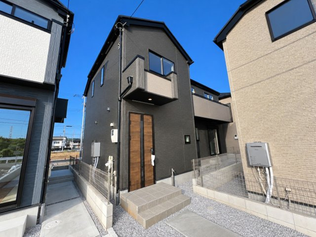 あきる野市引田　新築戸建全8棟の外観|重厚感のあるダークカラーの外壁が印象的！シンプルながらも上品で高級感漂う外観デザインです♪
