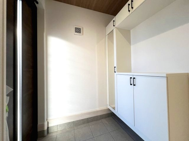 あきる野市引田　新築戸建全8棟の玄関|家族の履物が全部しまえるワイドな玄関収納