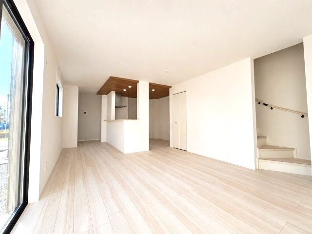 あきる野市引田　新築戸建全8棟の居間・リビング|リビングイン階段のある19.0帖のLDK！ご家族が自然と顔を合わせ、コミュニケーションが深まる住まいです♪