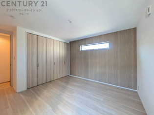 寝室…リラックスできるプライベート空間で、快適な睡眠をサポート。個人の好みに合わせたインテリアや寝具で心地良さを追求。プライベートな時間を過ごし、リフレッシュする場所におすすめです。