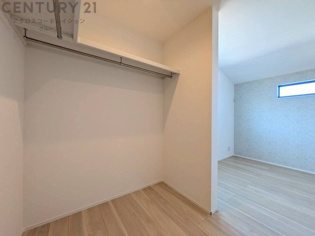 ウォークインクローゼットは、歩いて入れるタイプの収納スペースで、衣類や小物を整理しやすいのが特徴です。一般的なクローゼットよりも広く、収納力が高いため、家の中をすっきり保つのに役立ちます。