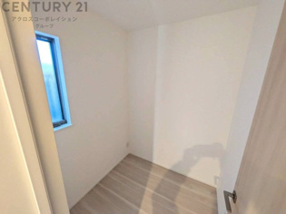 納戸スペースがあり、衣類、布団、家電、季節用品など、かさばる物をまとめて収納でき、居住スペースが広々使えます。