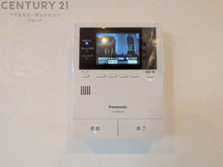 訪問者が来たときにテレビ画面で確認できるため、安心してドアを開けられます。録画機能があるものもあり、留守中に来訪者を記録しておくことができます。利便性が高く、セキュリティ面でも安心です。