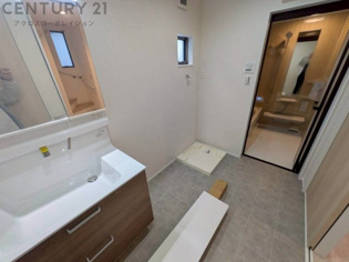 衣服の収納や脱ぎ着や整理整頓がしやすく、湿った衣類を乾燥させるスペースがありカビや臭いの発生を防ぎます。床の汚れを他の部屋に持ち込まず清潔を保つことができます。また快適な入浴環境の整備にも役立ちます。