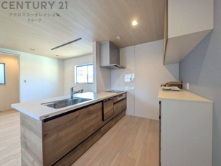 シンプルなデザインと使いやすさを兼ね備えた対面式システムキッチンは、効率的な作業スペースを提供し、家族やゲストとのコミュニケーションを促進します。