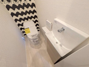 温水洗浄便座付トイレは温水洗浄機能により、暖かい水でおしりを洗浄することができ、冷たい水を使う従来の便座に比べ、温水洗浄機能で暖かいトイレを提供し、快適な使用を可能にします。