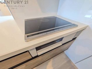 IHクッキングヒーターは高速で加熱し省エネで使いやすいく火を使わないため安全で、清掃も簡単です。調理制御がしやすく、食材を均等に加熱できます。