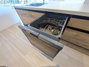 食器洗浄乾燥機は手洗いに比べて時間や労力を節約できます。また、高温のお湯で洗浄されるため、雑菌や細菌を殺菌する効果もあります。さらに、乾燥機能があるため、手で拭く手間も省け衛生的に保管できます。