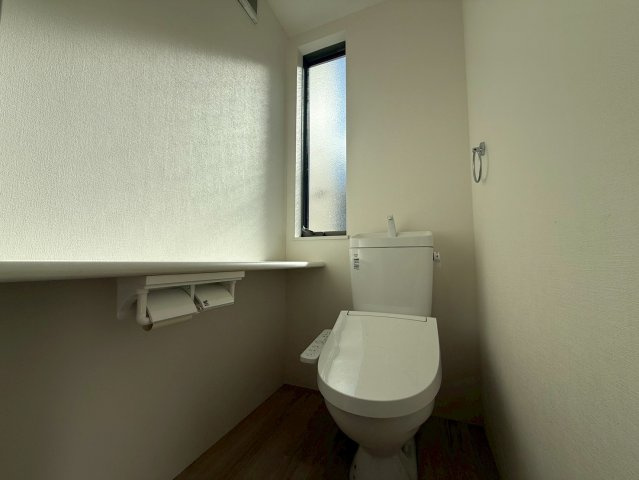 リベール京田辺B棟のトイレ|カウンターがあり広々とゆったりなトイレです