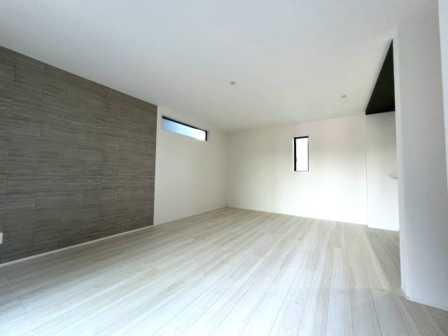 あきる野市引田　新築戸建全8棟の洋室|壁一面に施されたアクセントクロスがLDKのおしゃれなポイント！ご家族が集まる空間をスタイリッシュに演出します♪