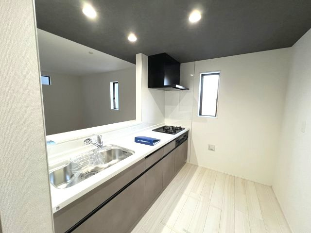 あきる野市引田　新築戸建全8棟のキッチン|ブラックの下がり天井がおしゃれな対面式キッチン！豊富な収納と落ち着いたカラーが魅力です♪