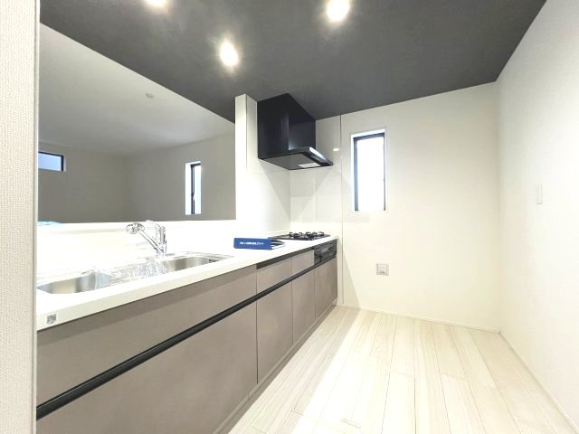 あきる野市引田　新築戸建全8棟のキッチン|キッチンスペースは家族並んで料理してもゆとりのある広さです。