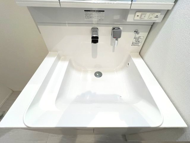あきる野市引田　新築戸建全8棟の独立洗面台|ハイバックタイプの洗面台｡継ぎ目や凸凹といった箇所がないため、洗面化粧台全体を簡単に掃除することができます。