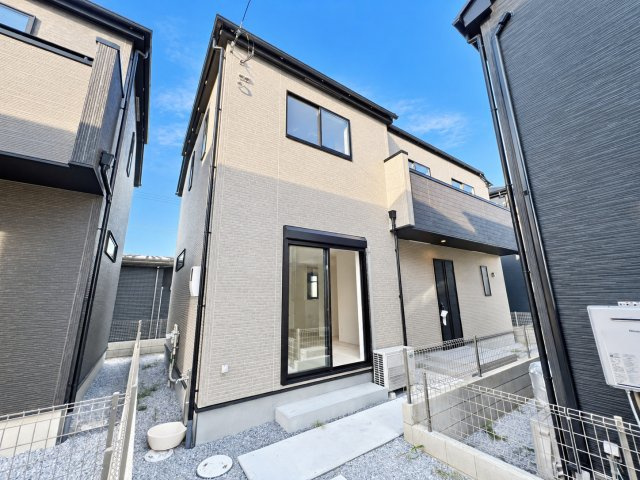 あきる野市引田　新築戸建全8棟の外観|優しい色合いの外壁と落ち着いた配色が調和した外観デザイン！飽きのこないシンプルな佇まいが魅力です♪