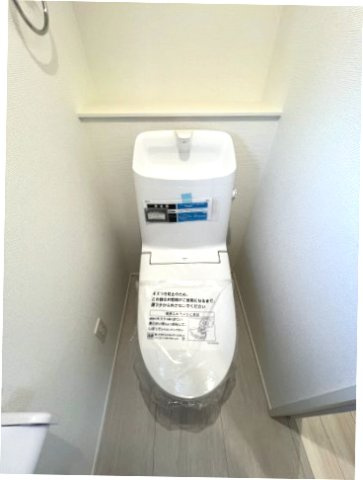 あきる野市引田　新築戸建全8棟のトイレ|1階トイレには快適な温水洗浄便座付