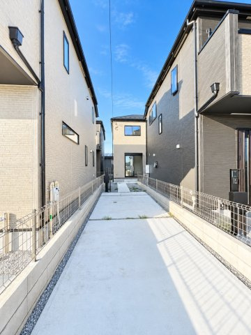 あきる野市引田　新築戸建全8棟の駐車場|ゆとりのある縦列駐車2台分のカースペース！コンクリート舗装でお手入れもしやすく、毎日のカーライフをサポートします♪※駐車可能な車種・サイズには制限がある場合があります。