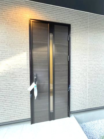 あきる野市引田　新築戸建全8棟の玄関|縦長のスリットガラスを採用した玄関ドア！外からの自然光を取り込みながら、すっきりとしたモダンな印象に仕上がっています