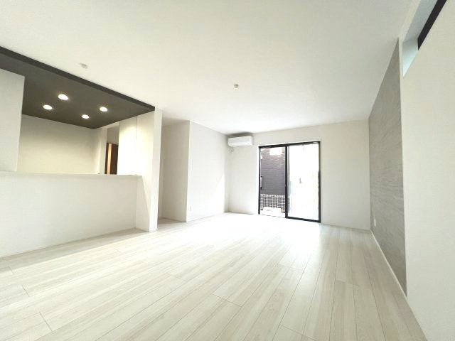 あきる野市引田　新築戸建全8棟の居間・リビング|18帖の広々LDKです。