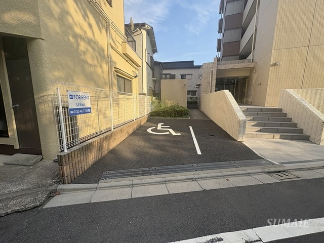 サクラテラスの駐車場|車いすのお客様用の駐車スペースがあります☆