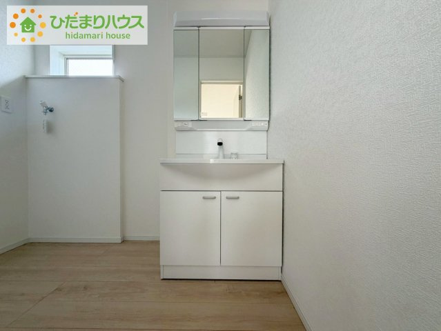 郡山市昭和第9　新築戸建　5号棟の独立洗面台|大きな三面鏡の独立洗面。鏡の後ろは収納となっているのでスッキリと整理できます！