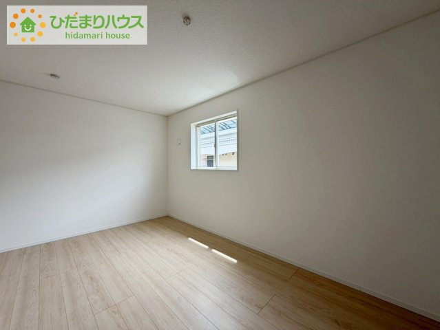 郡山市昭和第9　新築戸建　5号棟の寝室|広めの主寝室は、ベッドの他にもパソコンデスクやドレッサーなども置けちゃいます(*^-^*)