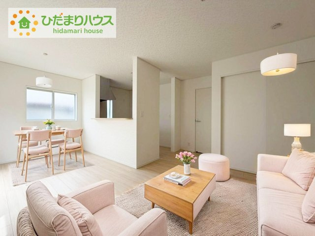 郡山市昭和第9　新築戸建　5号棟の居間・リビング|奥行き感あるLDK。一体の空間ながらほどよい距離を保ち、家族がおもいおもいに好きな場所で寛げます。※家具・家電はCGになります。