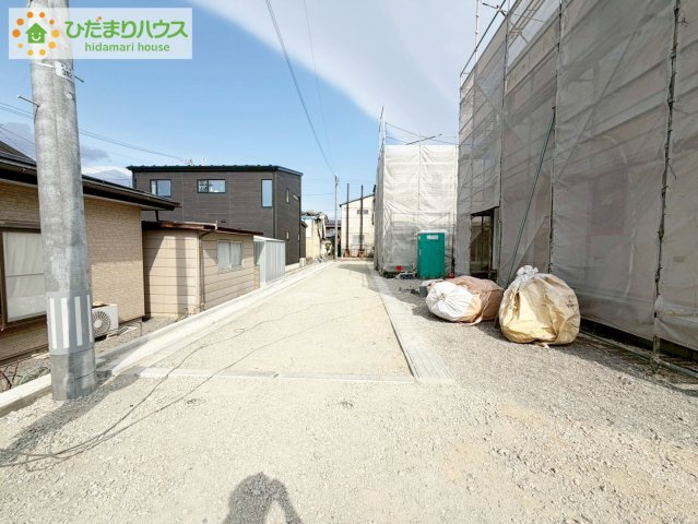 郡山市昭和第9　新築戸建　5号棟の前面道路含む現地写真|周辺環境が充実しているため、日々の暮らしが豊かになり、快適に過ごせます。