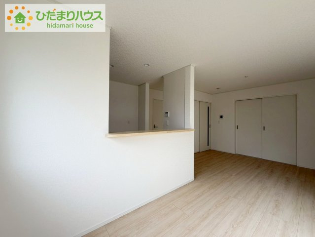 郡山市昭和第9　新築戸建　5号棟の居間・リビング|家族でのコミュニケーションがとれる対面型システムキッチン。横一列にシンクとコンロをまとめたシンプルな形です。動きやすさとスタイリッシュなデザインが魅力。