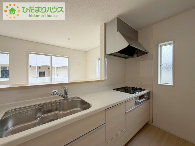 郡山市昭和第9　新築戸建　5号棟のキッチン|シンプルなシステムキッチン♪広々としていてお料理をするのにも十分な広さがあります！お子様とお菓子作りをしたり、新しいお料理に挑戦したり毎日の家事が楽しくなりそうです
