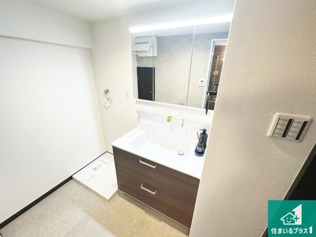 藤和奈良ハイタウン3号棟の独立洗面台|清潔感のある洗面台です。フラットな鏡は掃除がしやすく毎日清潔！鏡裏には収納があるのでスッキリとした洗面台が保てます。