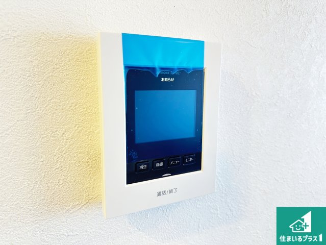藤和奈良ハイタウン3号棟の防犯設備|カラーモニターインターホン！声だけでなく来訪者の姿や顔がモニターで確認できるので、小さなお子様がいらっしゃるご家庭でも安心できます！