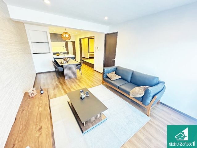 藤和奈良ハイタウン3号棟の居間・リビング|日当たり良好の明るいリビングで朝の目覚めもスッキリできそう！対面キッチンでご家族のコミュニケーションも自然と増える設計！小さなお子様が遊ぶスペースを作っても広々とくつろげるLDK！